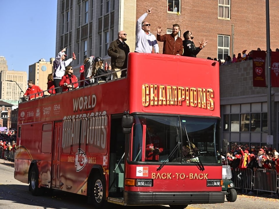 Die Kansas City Chiefs feierten auf offenen Bussen bei der Parade in Kansas City ihren Super-Bowl-Sieg.