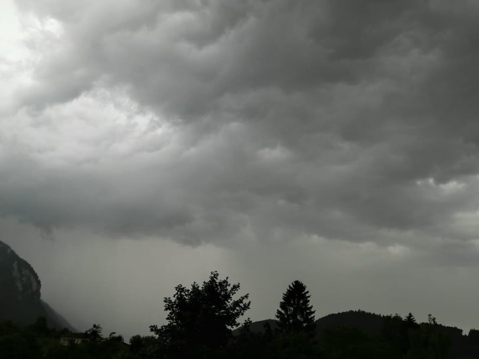 Heftige Gewitter Unwetter Schweiz / Unwetter Heftige Gewitter Zogen Uber Die Schweiz Meteo Srf - Eine erste gewitterfront hat am späten sonntagnachmittag in teilen der schweiz heftigen hagel, starkregen sowie sturmböen gebracht.