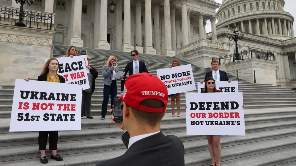 Personen mit Plakaten vor dem US-Kongress.