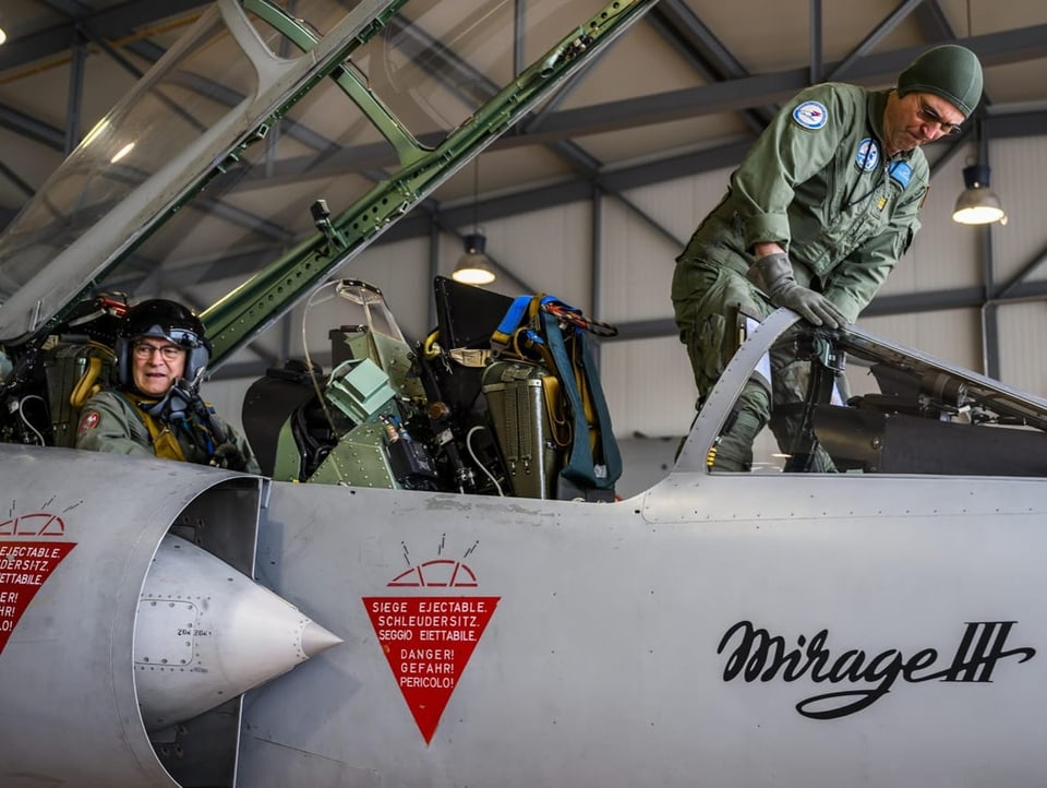 Pilot und Co-Pilot steigen in Mirage-Jet