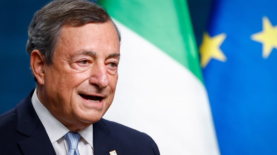 Mario Draghi im Porträt vor einer Europa- und einer Italien-Fahne