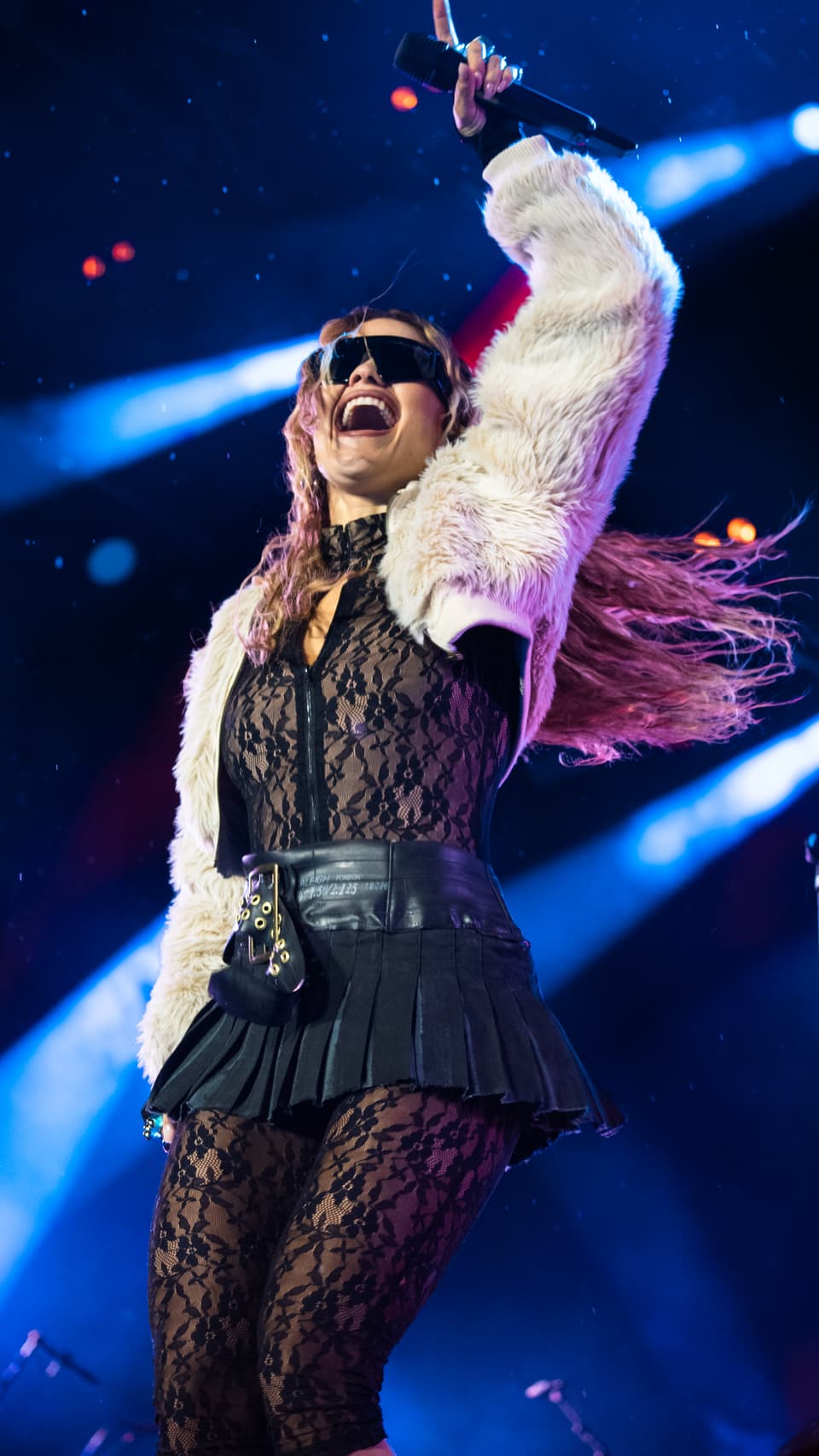 Rita Ora auf der Bühne mit Sonnenbrille.