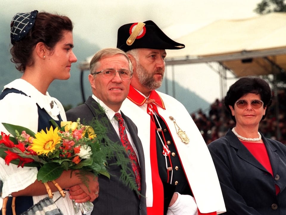 Christof Blochere und Ruth Dreifuss mit Ehrendame und Weibel. 