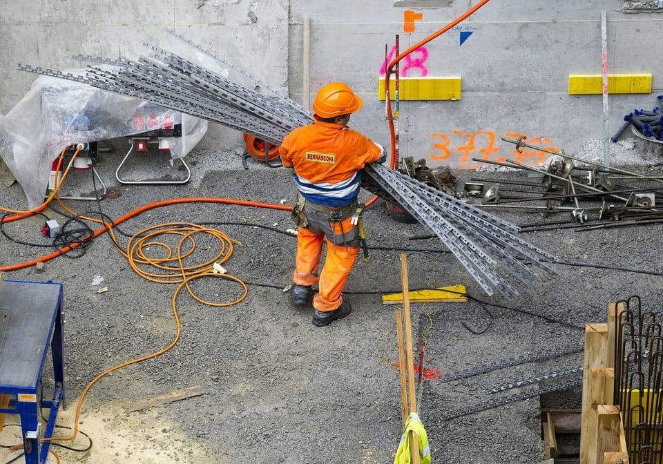 Ein Mann arbeitet auf einer Baustelle.