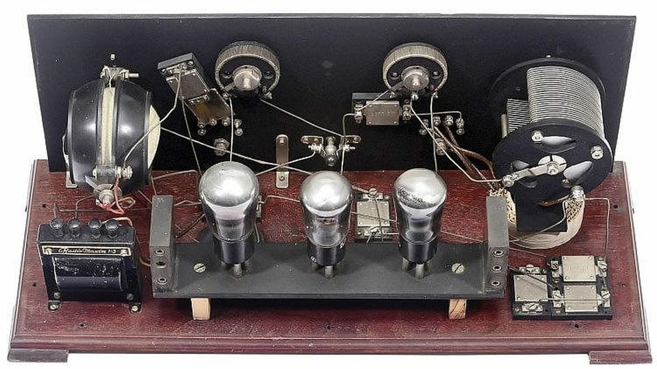 Innenleben eines Maxim Radios. Man sieht drei Radioröhren und verschiedene Verstärker. 