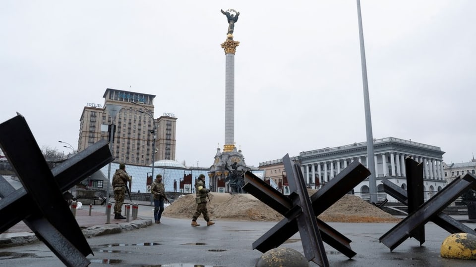 Ukrainische Soldaten bewachen einen Kontrollpunkt am Maidan in Kiew.