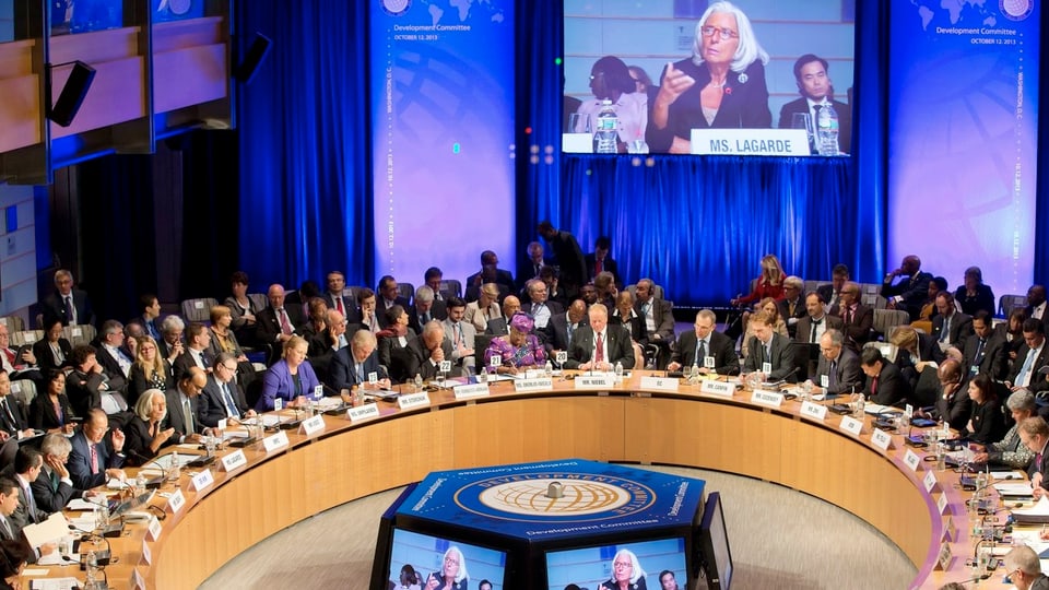 IWF-Chefin Christine Lagarde spricht im Plenum