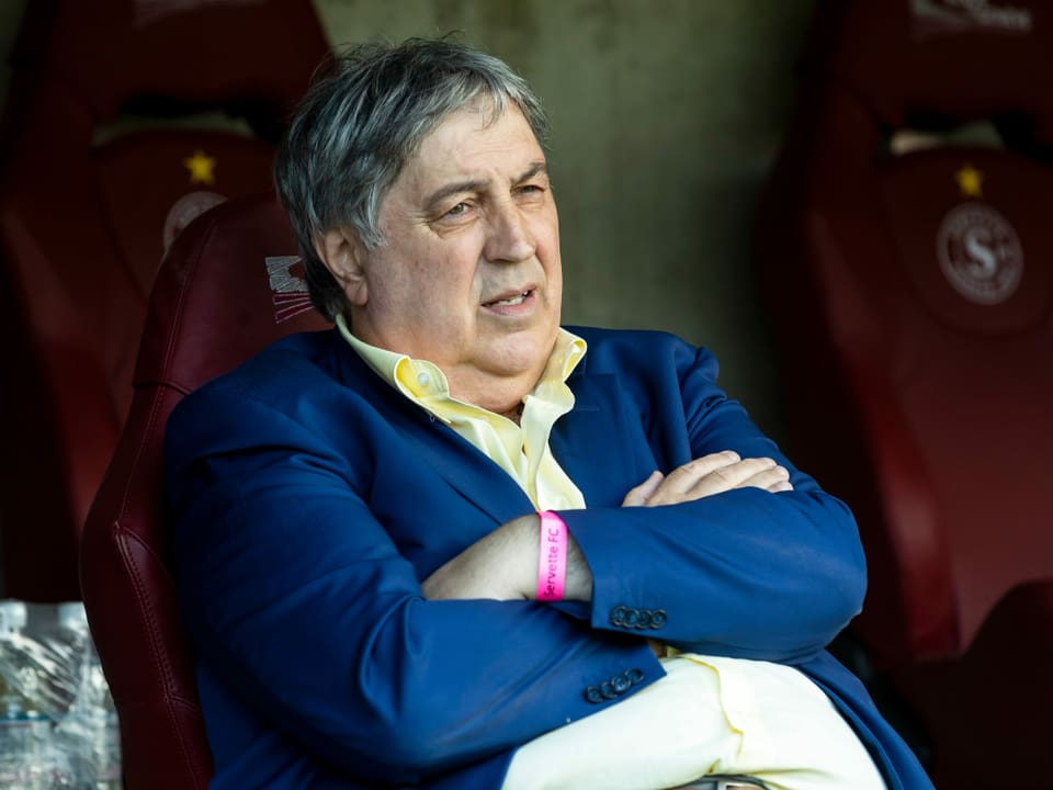 Wollte sich zurückziehen, muss aber die Ärmel wieder hochkrempeln Angelo Renzetti mit verschränkten Armen auf der Tribüne.