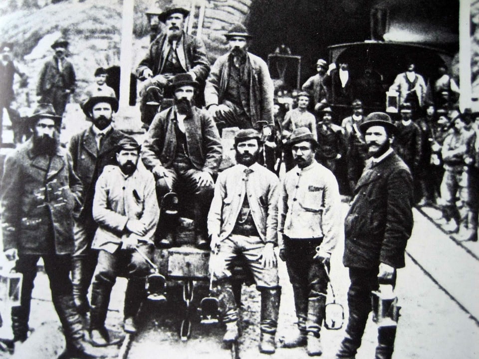 Bauarbeiter posieren in Airolo vor dem Tunnel