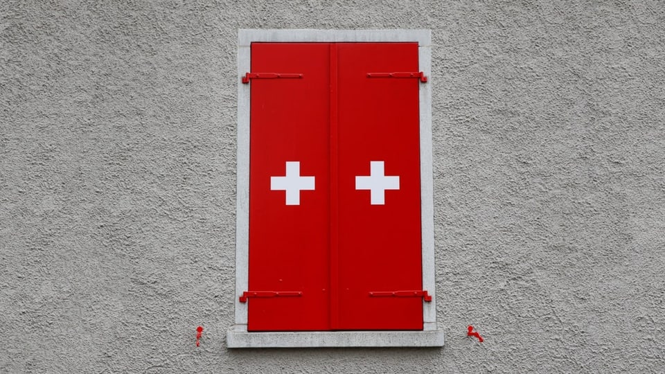 Geschlossene Fensterläden mit Schweizer Kreuz.