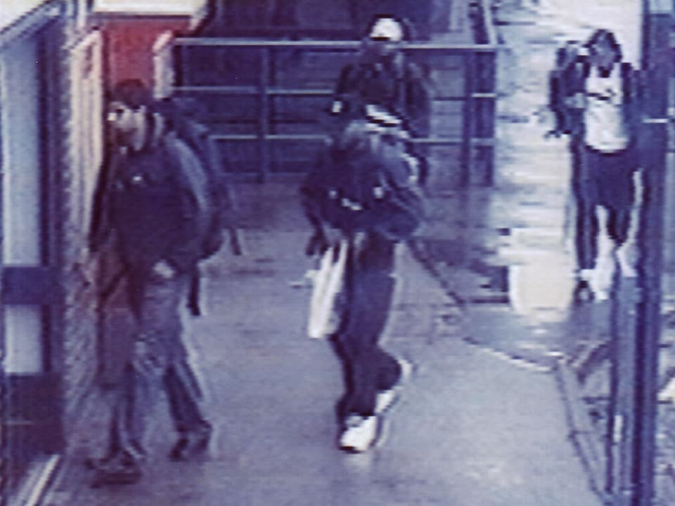 Die Täter betreten die Ubahnstation Luton