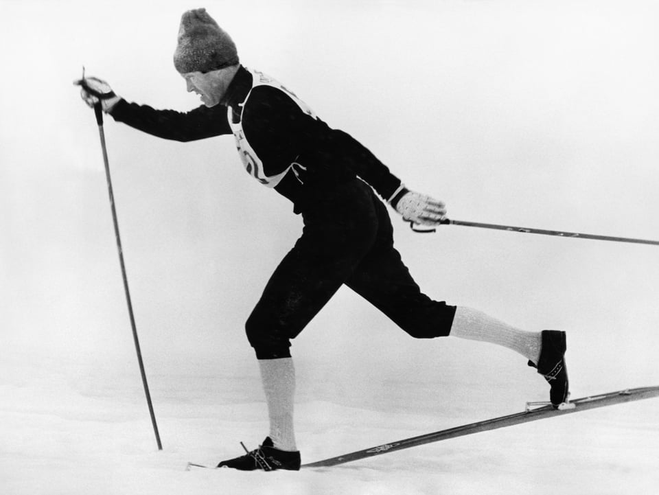 Alois Kälin holt auf seinen Skiern in grossen Schritten aus.