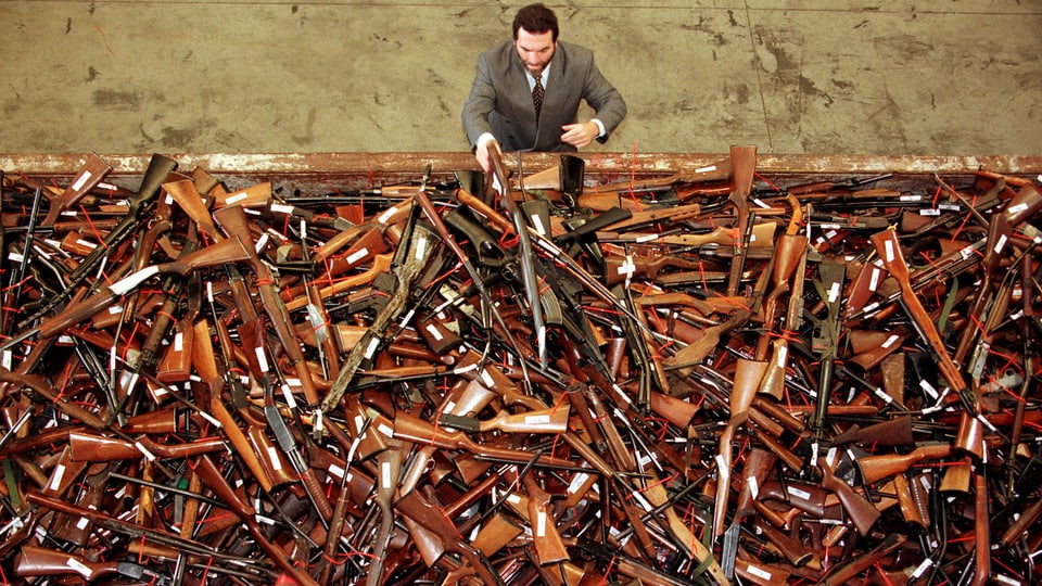 Tausende von eingesammelten Waffen in einem Container