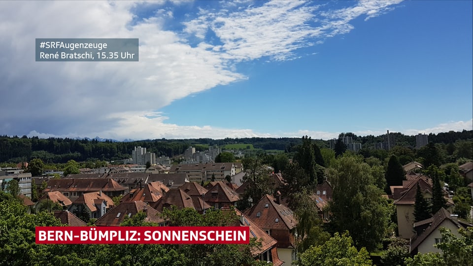  Eine Webcam zeigt den Blick auf die Stadt Bern und das Umland. Der Himmel über der Stadt ist blau, während im Osten und Westen Wolken zu sehen sind.
