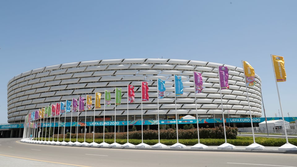 Fahnen wehen vor dem Stadion in Baku.