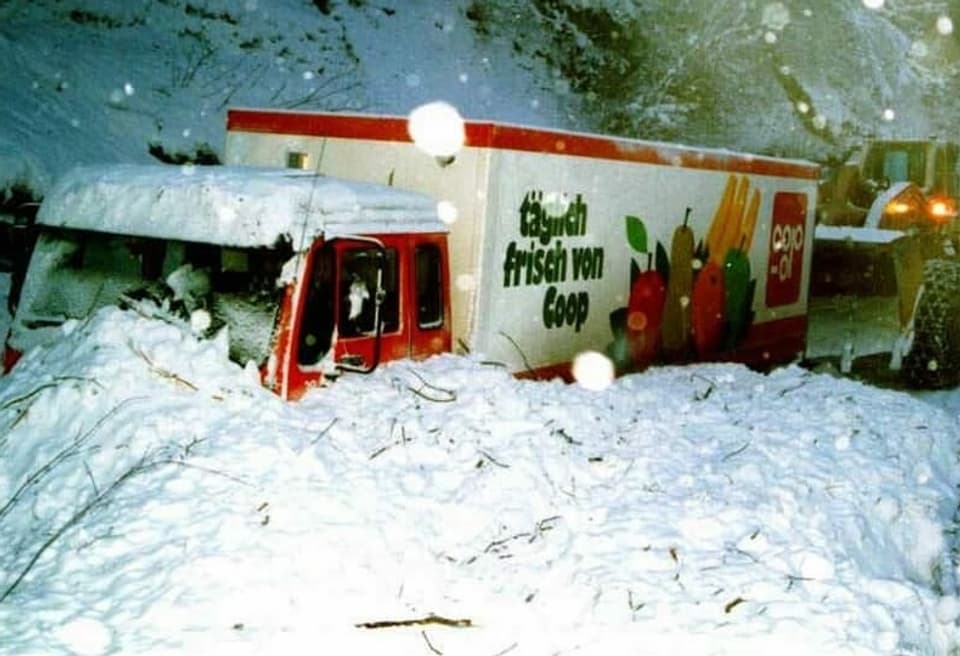 Ein Lastwagen versinkt in Schnee.