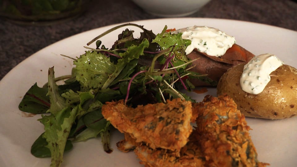 Marinierter Fisch, Salat und Ofenkartoffeln