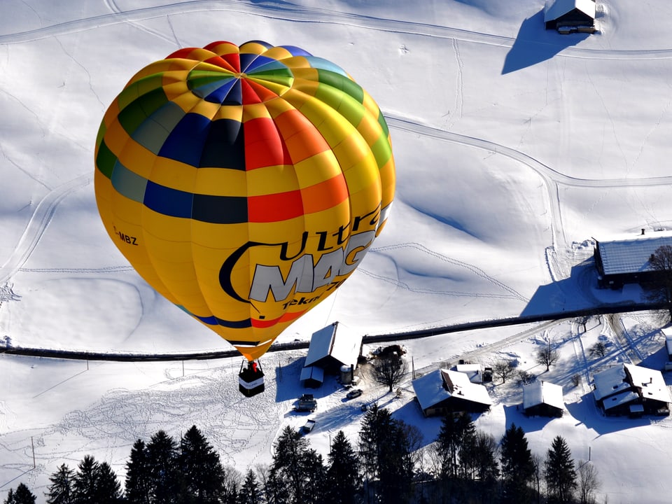 Heissluftballon in den Bergen. 