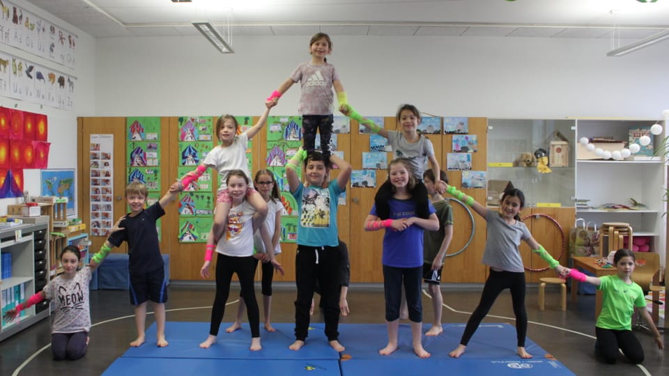 Schüler machen Pyramide.