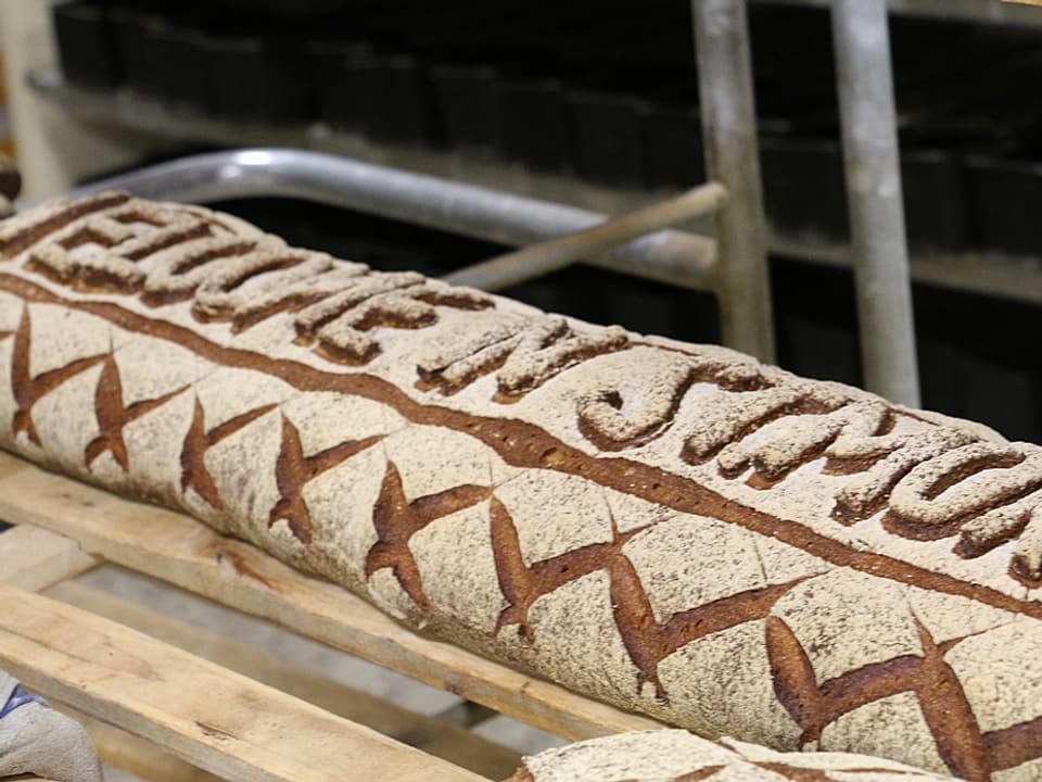 Ein langes Brot mit der Aufschrift «ST MORITZ» aus Teig.
