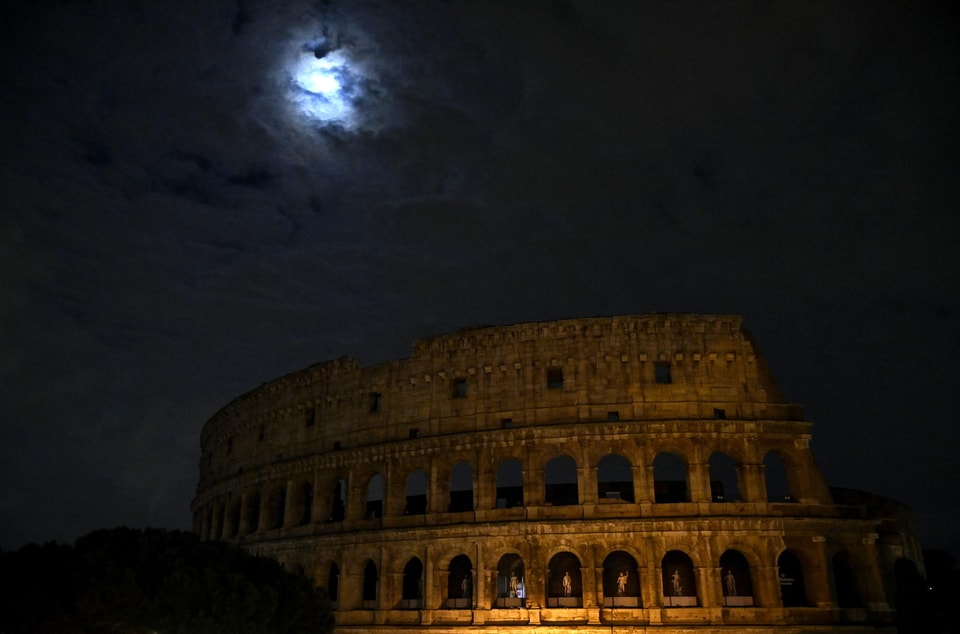 Das dunkle Kolosseum in Rom