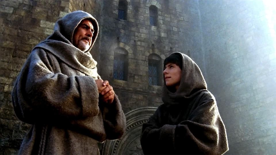 Connery und Slater in Möchskutten vor einer romanischen Kirche.
