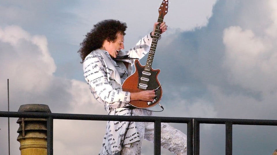 Brian May spielt auf dem Dach des Buckingham Palace zum Goldenen Thronjubiläum von Queen Elizabeth am 3. Juni 2002.