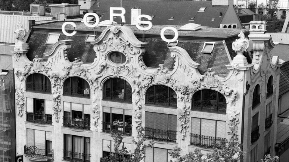 Ein Schwarzweiss-Bild des Corso-Hauses in Zürich.