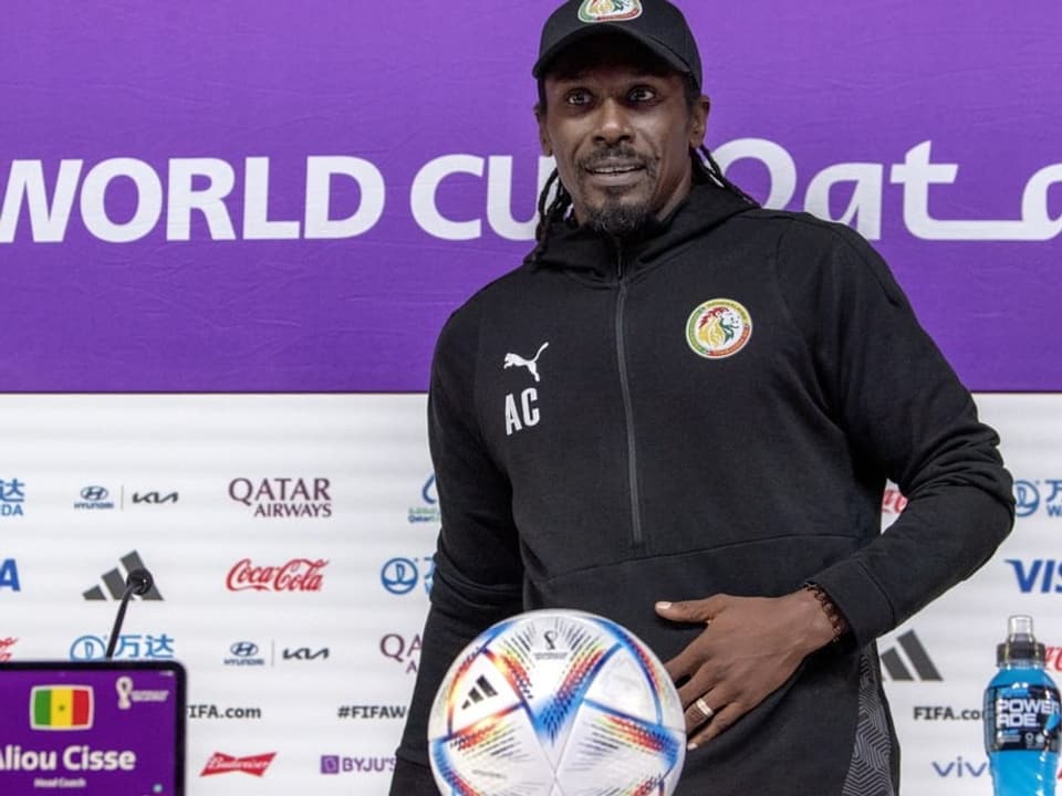 Soloauftritt bei der Pressekonferenz Aliou Cisse nimmt auf dem Podium Platz.