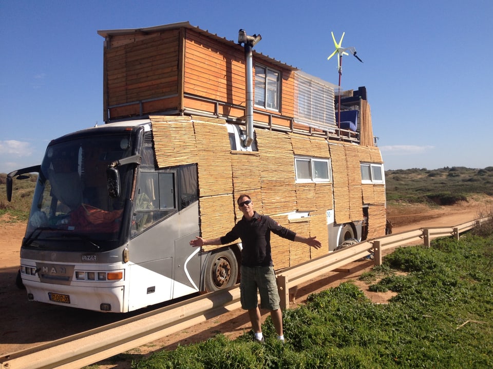 SRF 3 Hörer Markus Achermann hat Dusche, Lounge und Freiluftbar auf dem Dach seines Busses. Fotografiert wurde er an der Banana Beach in Israel.