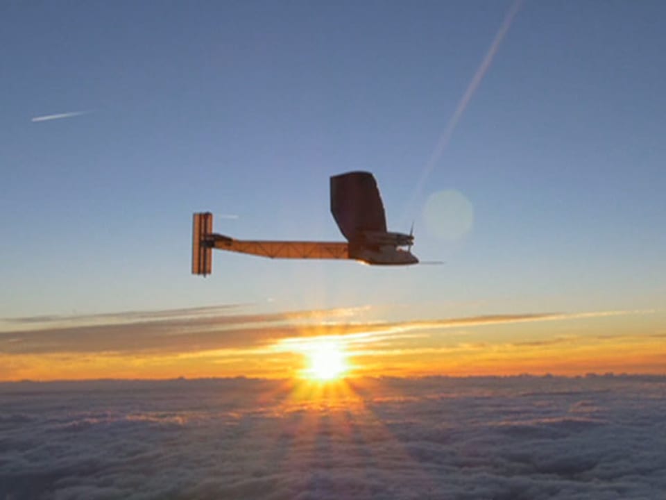 Wolkendecke, Sonnenuntergangsstimmung, im blauen Himmel fliegt das Solarflugzeug