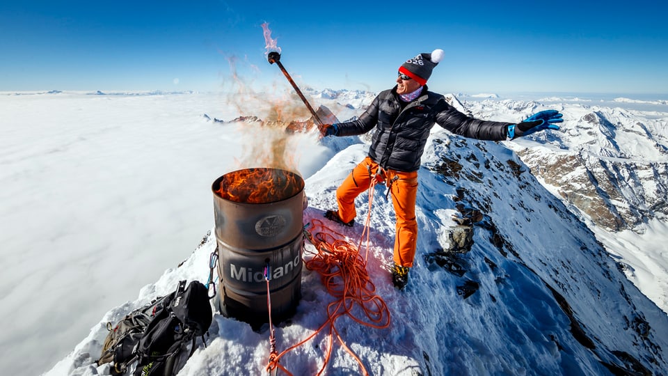 Bergsteiger auf dem Matterhorn zündet Feuer in einem Blechfass an.