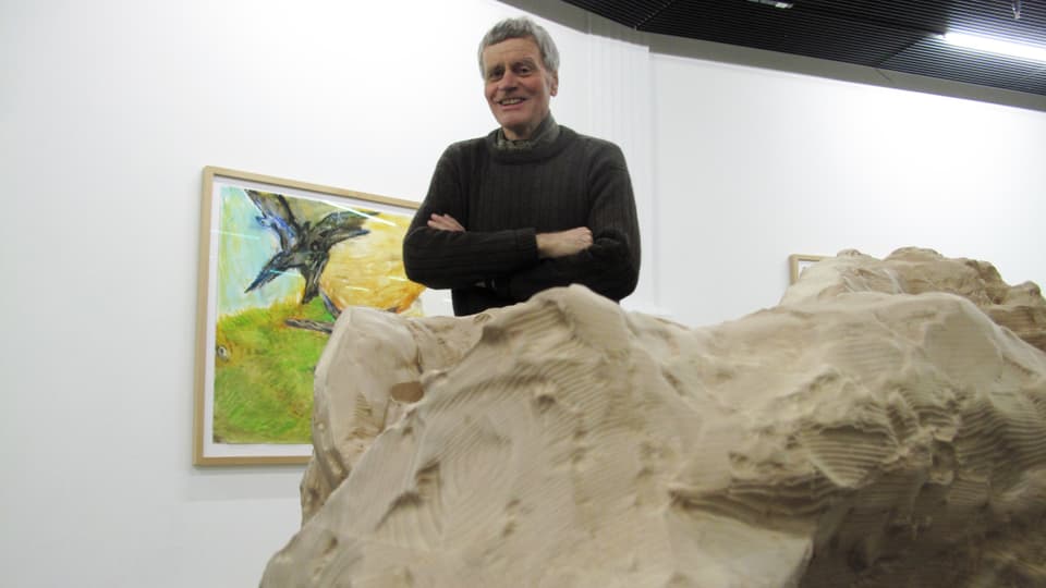 Bruno Murer hinter einer Skulptur und vor einem Bild in der Kunsthalle.