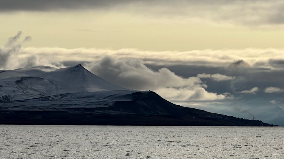 Blick auf Spitzbergen während der Anfahrt vom Meer aus.