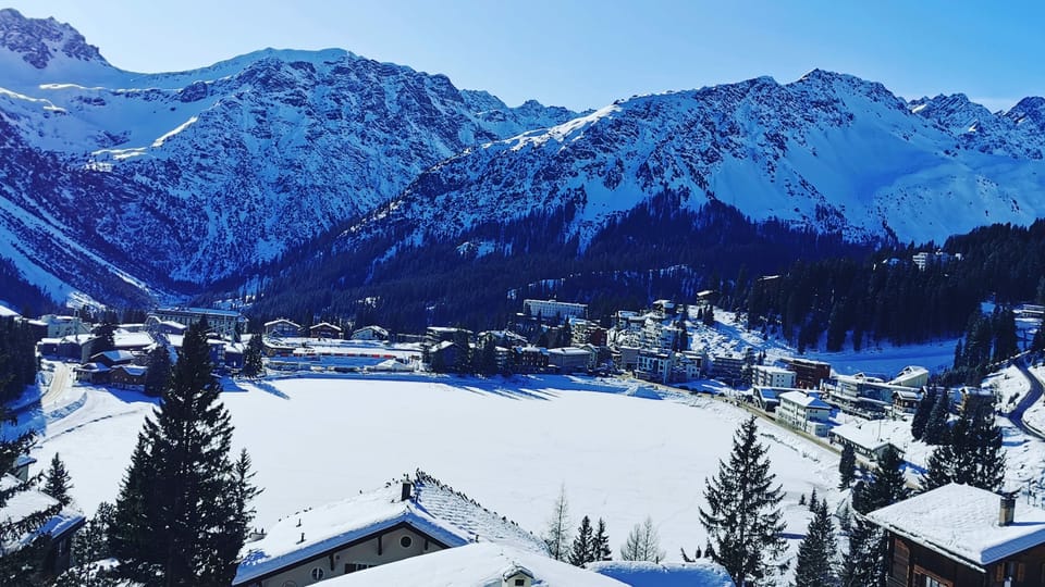 Schnee in den Bergen Blick auf den weissen Obersee in Arosa.