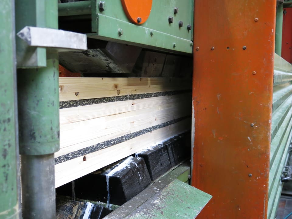 Holzbretter in einer Maschine. 