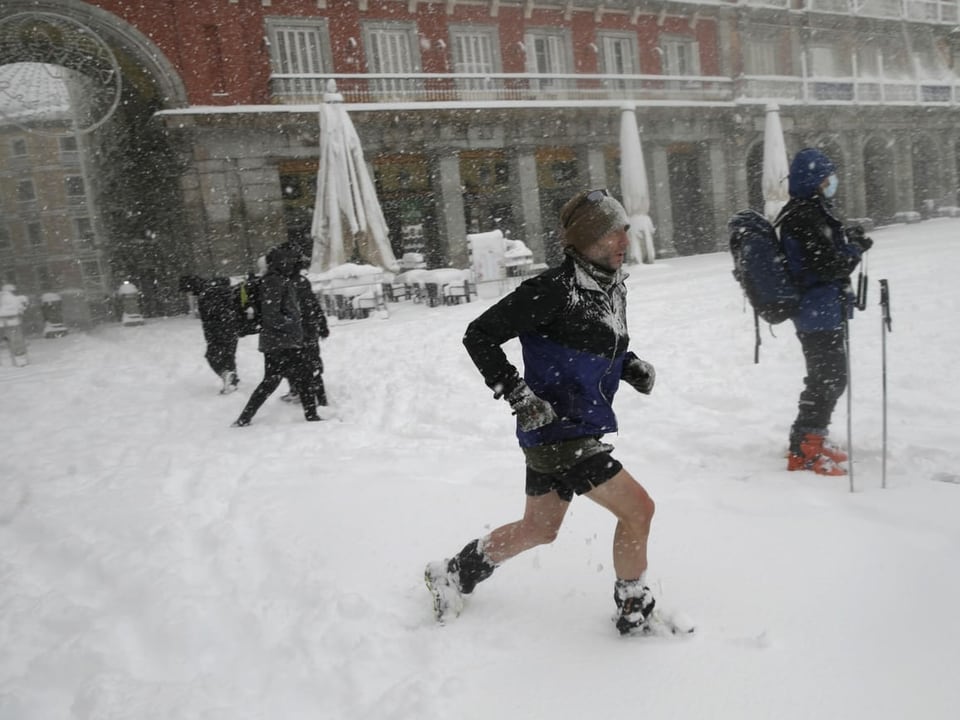Mann joggt durch Schnee