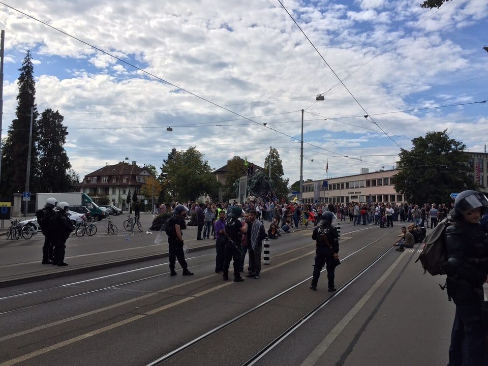 Die Kantonspolizei hielt einen Teil der Demonstrierenden beim Helvetiaplatz in Schach.