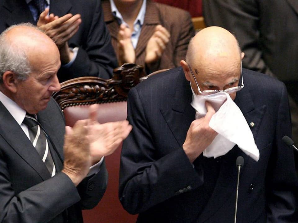 Napolitano wischt sich am Rednerpult die Tränen vom Gesicht.