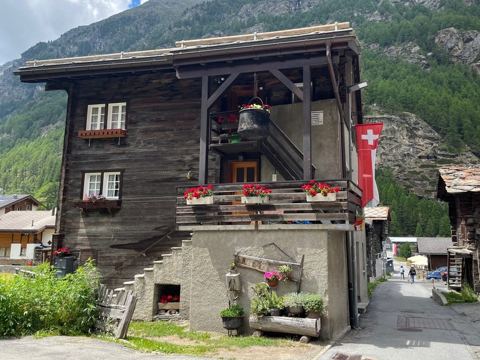 Ein traditionelles Walliser Haus inmitten des Ortes Täsch.