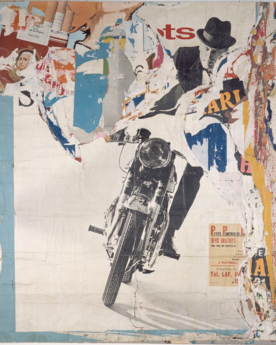Das Bild zeigt übereinandergeschichtete Plakate, das oberste einen Motorradfahrer mit Hut.