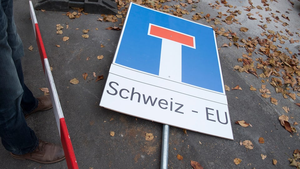 Ein Schild «Sackgasse» mit der Beschriftung «Schweiz – EU» liegt auf der Strasse.