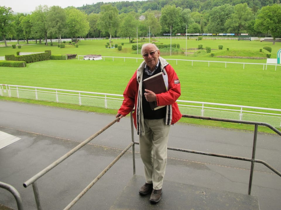 Heinz Triebold steht auf der Aarauer Pferderennbahn im Schachen.