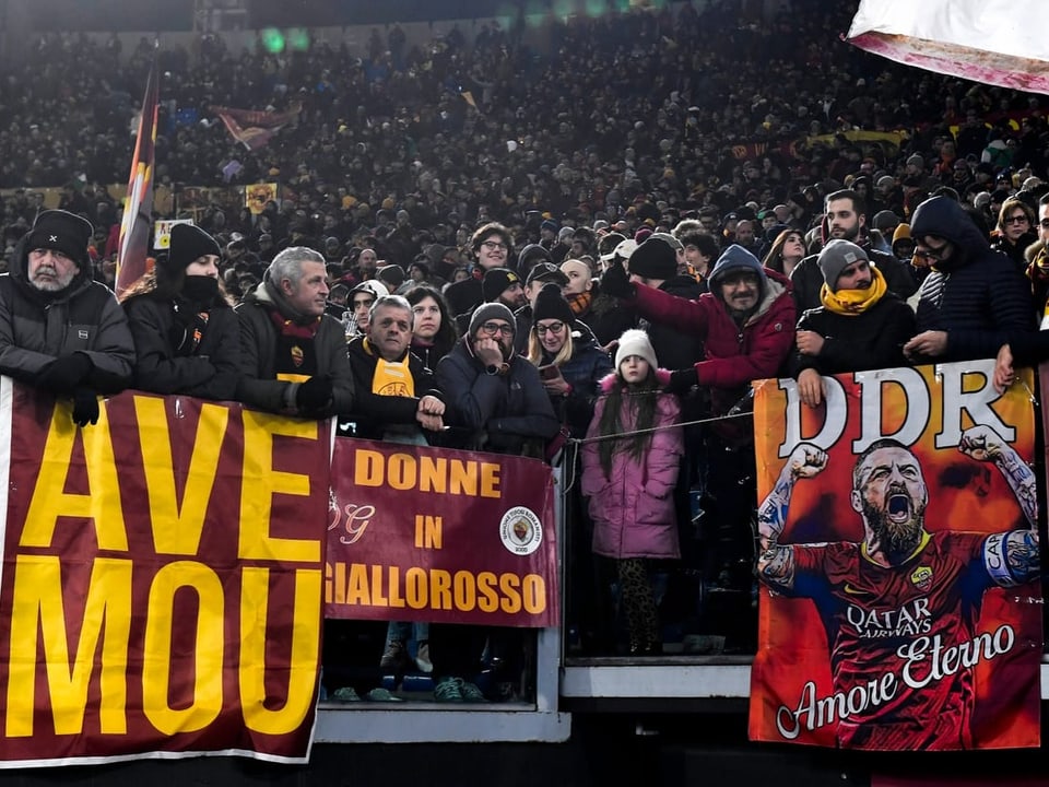 Fans mit Pro-Mourinho- und Pro-De-Rossi-Transparent