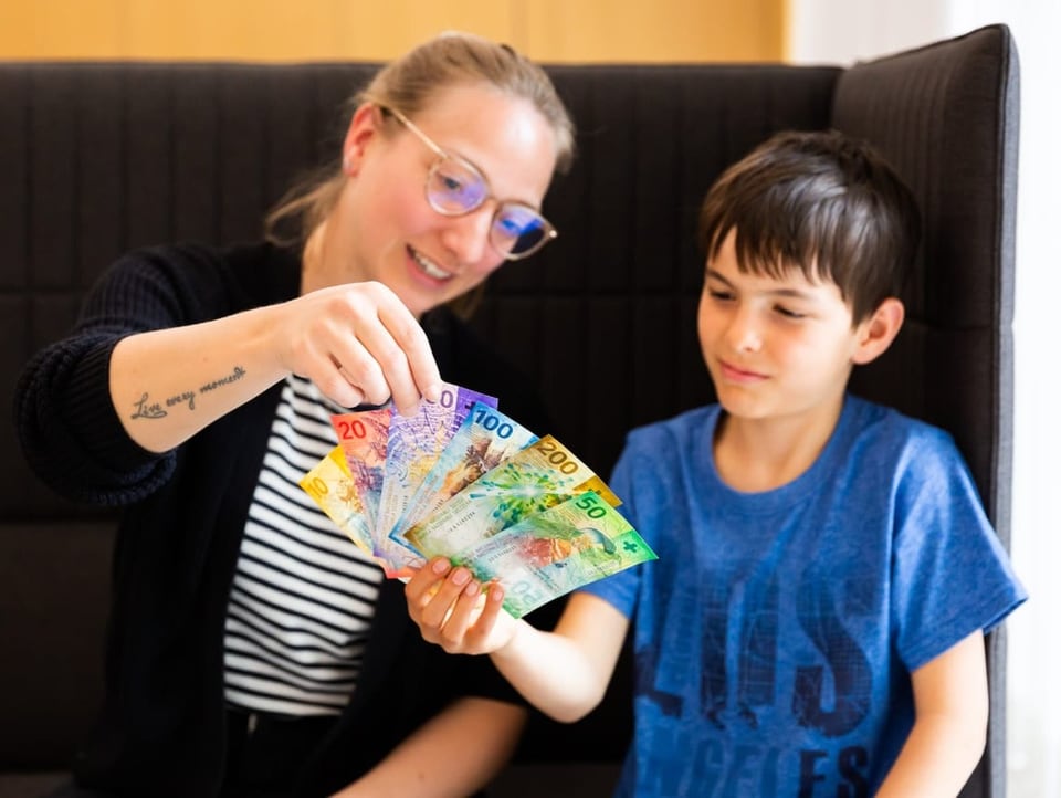 Simon hält alle sechs Banknoten in der Hand.