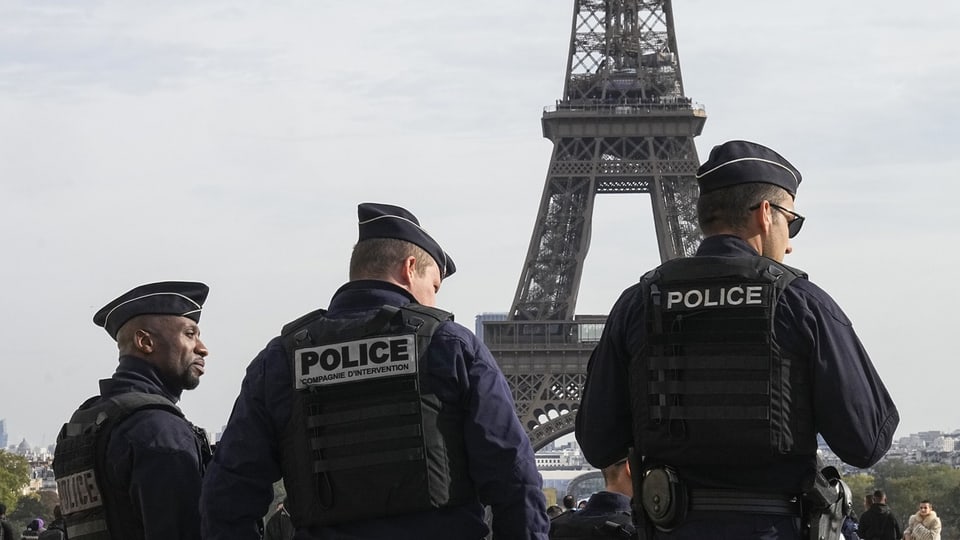 Polizisten vor dem Eiffelturm in Paris, 17. Oktober