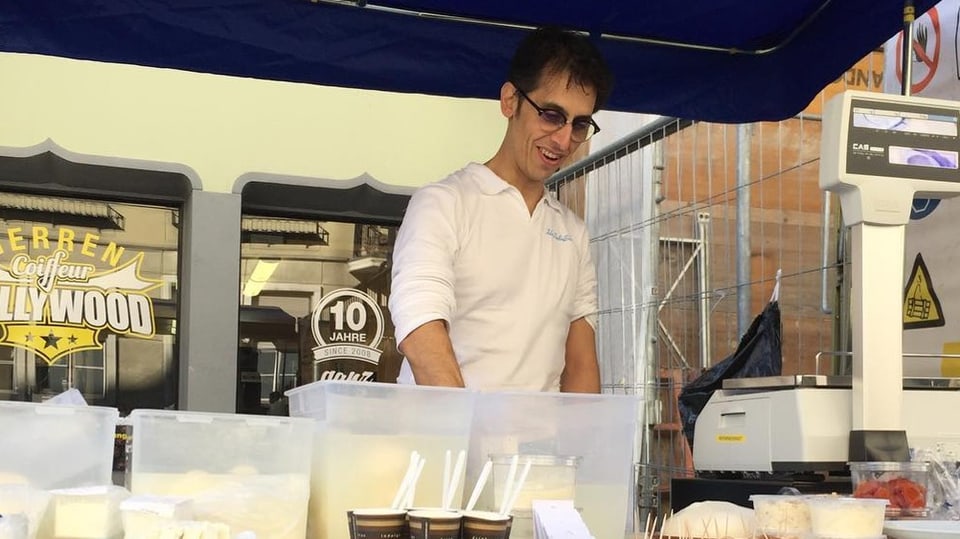 Der Käsehersteller Roberto de Matteis verkauft seinen Käse an einem Wochenmarkt.