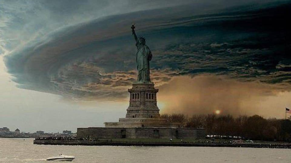 Auf dieser Bildmontage bricht ein heftiger Sturm über New York herein.