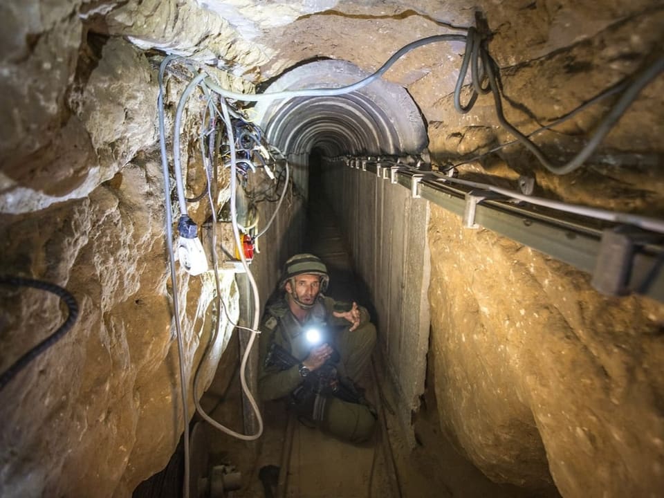 Ein Journalist posiert in einem unterirdischen Tunnel an der Grenze Israels zum Gazastreifen.