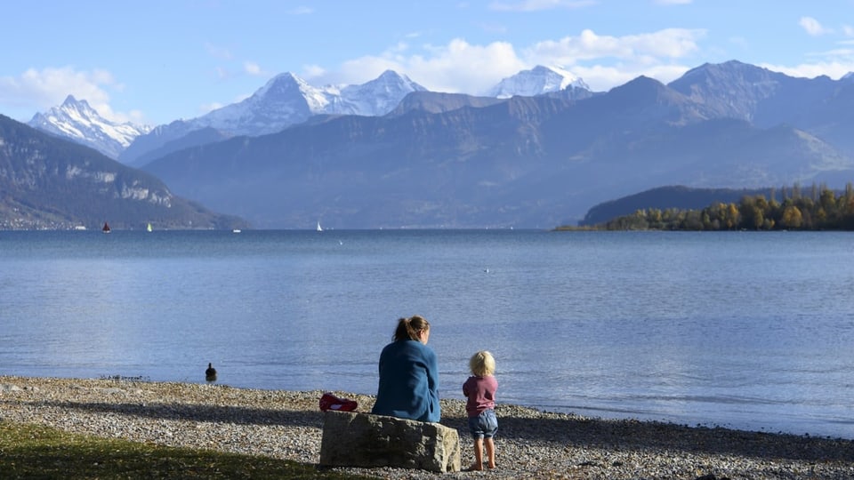 Eine Mutter mit Kind am Thunersee in Thun.